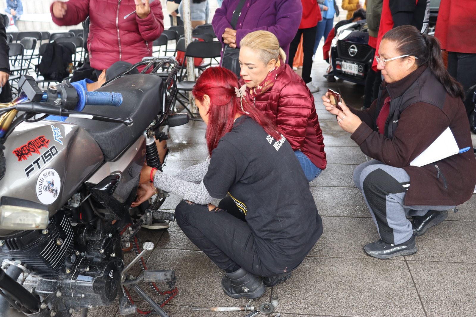 PROMUEVE ALCALDE INDEPENDENCIA Y DERECHOS FEMENINOS AL EMPODERARLAS CON UN CURSO DE MECÁNICA AUTOMOTRIZ