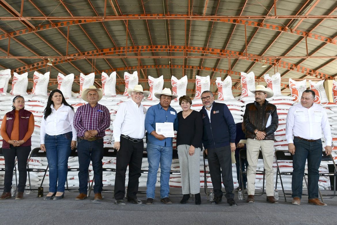 Gobernadora Delfina Gómez y Gobierno Federal entregan fertilizantes a productores del campo; Estado de México coadyuvará a la seguridad alimentaria del país