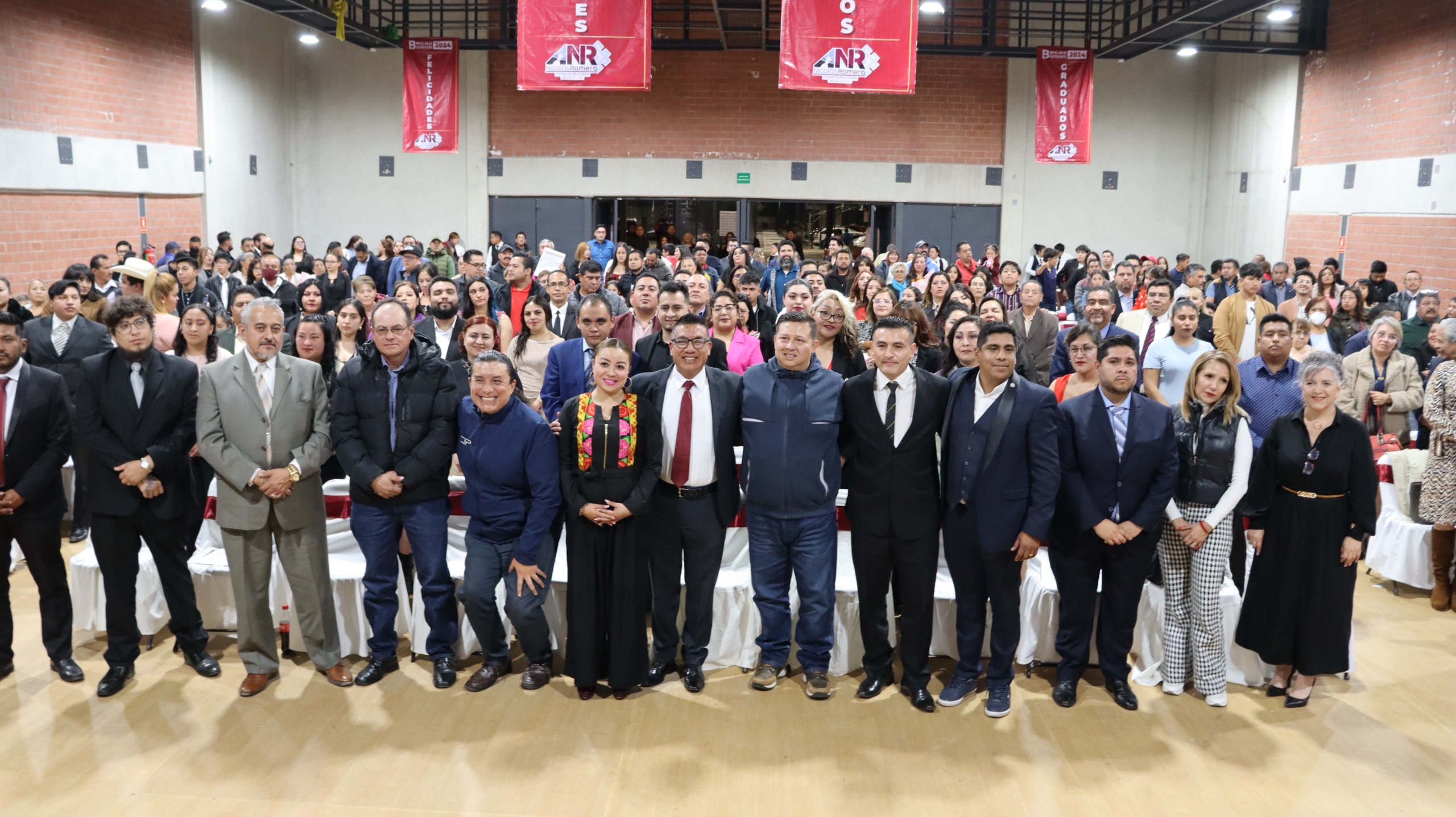 CON GRADUACIÓN DE BECARIOS RATIFICA ARMANDO NAVARRETE SU COMPROMISO CON LA EDUCACIÓN