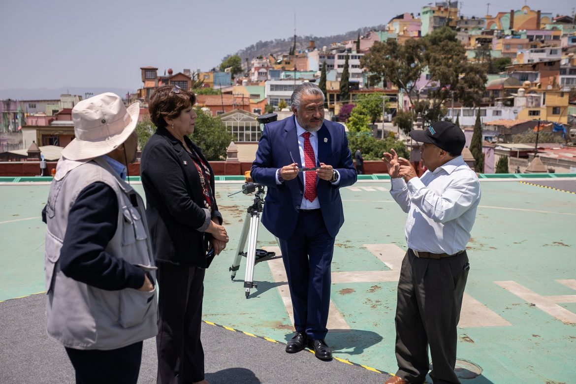 Mexiquenses viven eclipse solar; Gobernadora observa el evento astronómico en Palacio de Gobierno