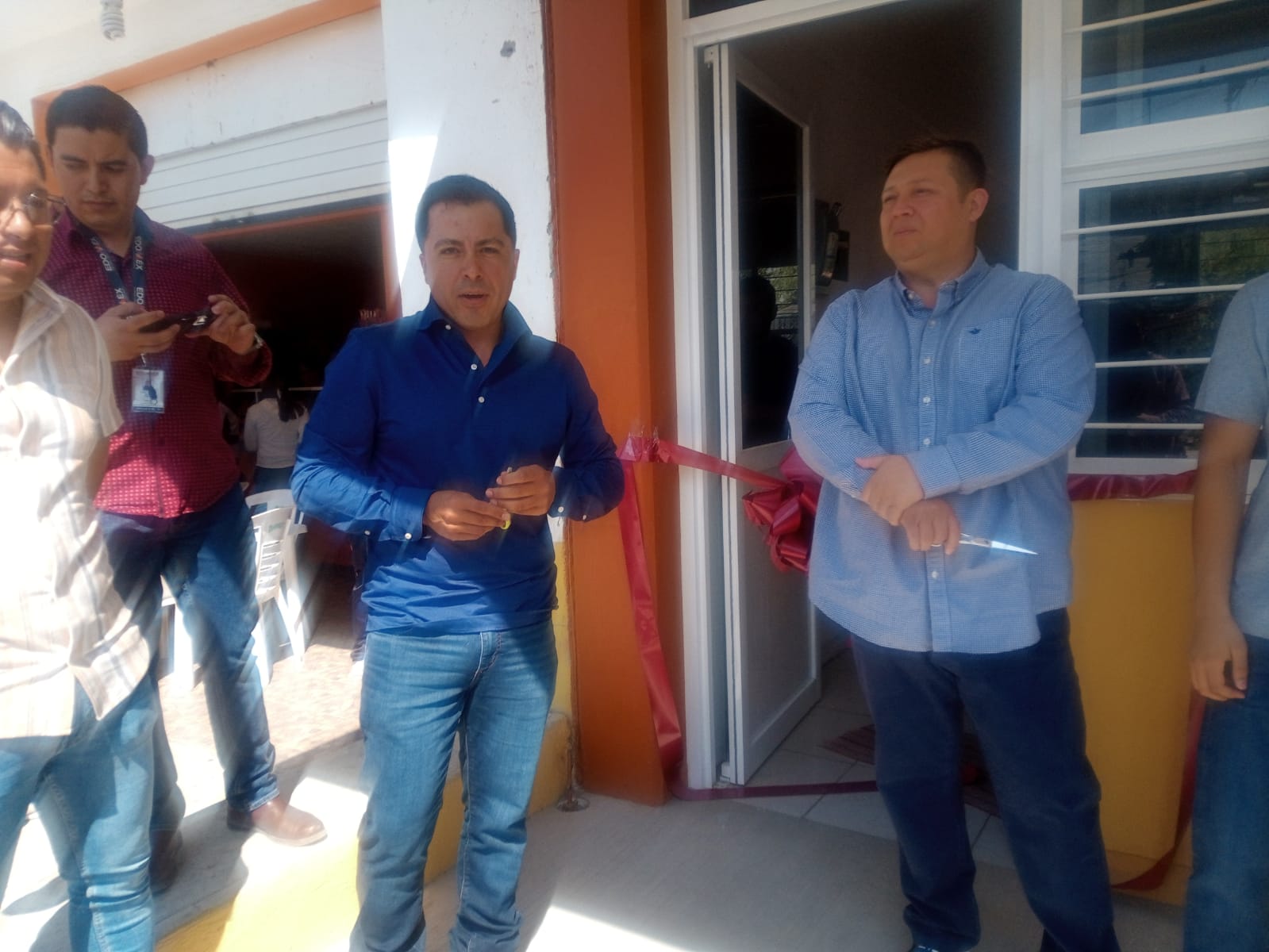 RESPONDE ALCALDE A PETICIÓN EN MATERIA EDUCATIVA, AL ENTREGAR AULA DE CÓMPUTO PARA ESCUELA PREPARATORIA