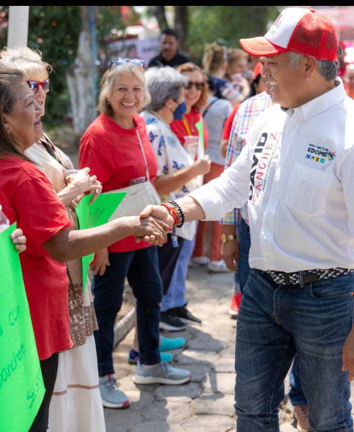 DAVID SÁNCHEZ SE COMPROMETE A ATENDER LOS BACHES REPORTADOS, EN 24 HORAS