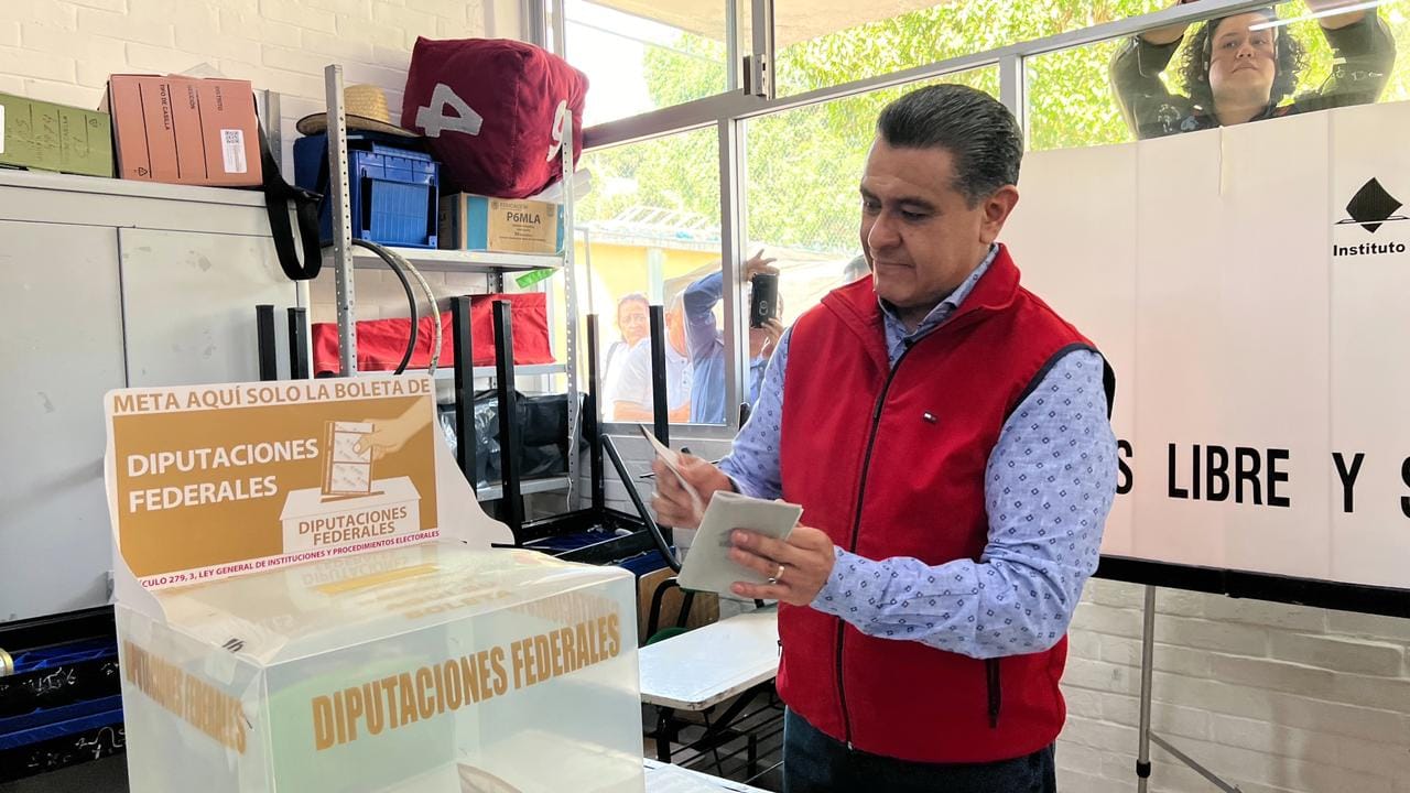 TONY RODRÍGUEZ EMITE SU VOTO ACOMPAÑADO DE SU FAMILIA*