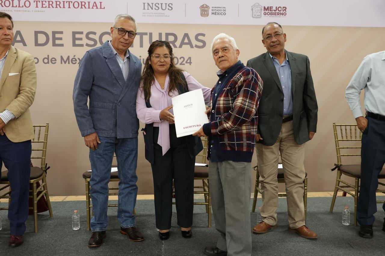 72 Familias Obtienen Certeza Jurídica en su Patrimonio con Entrega de Escrituras en Técamac