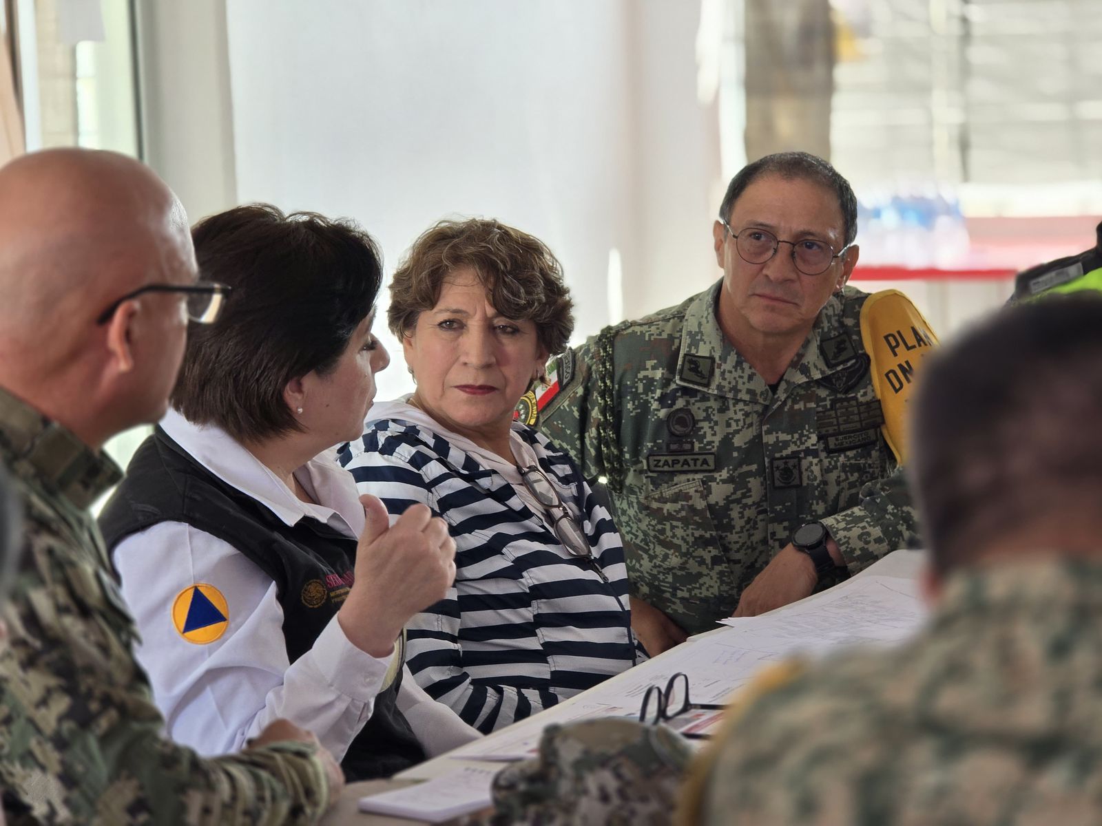 Gobernadora Delfina Gómez, Coordinadora Nacional de Protección Civil y Fuerzas Federales se reúnen en Chalco