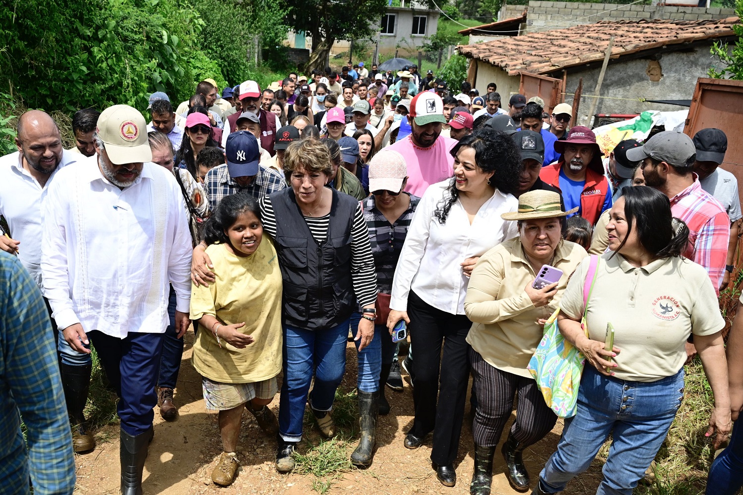 Gobernadora Delfina Gómez Álvarez recorre Tejupilco; anuncia plan de reubicación de viviendas dañadas por el desbordamiento del Río Rincón de López