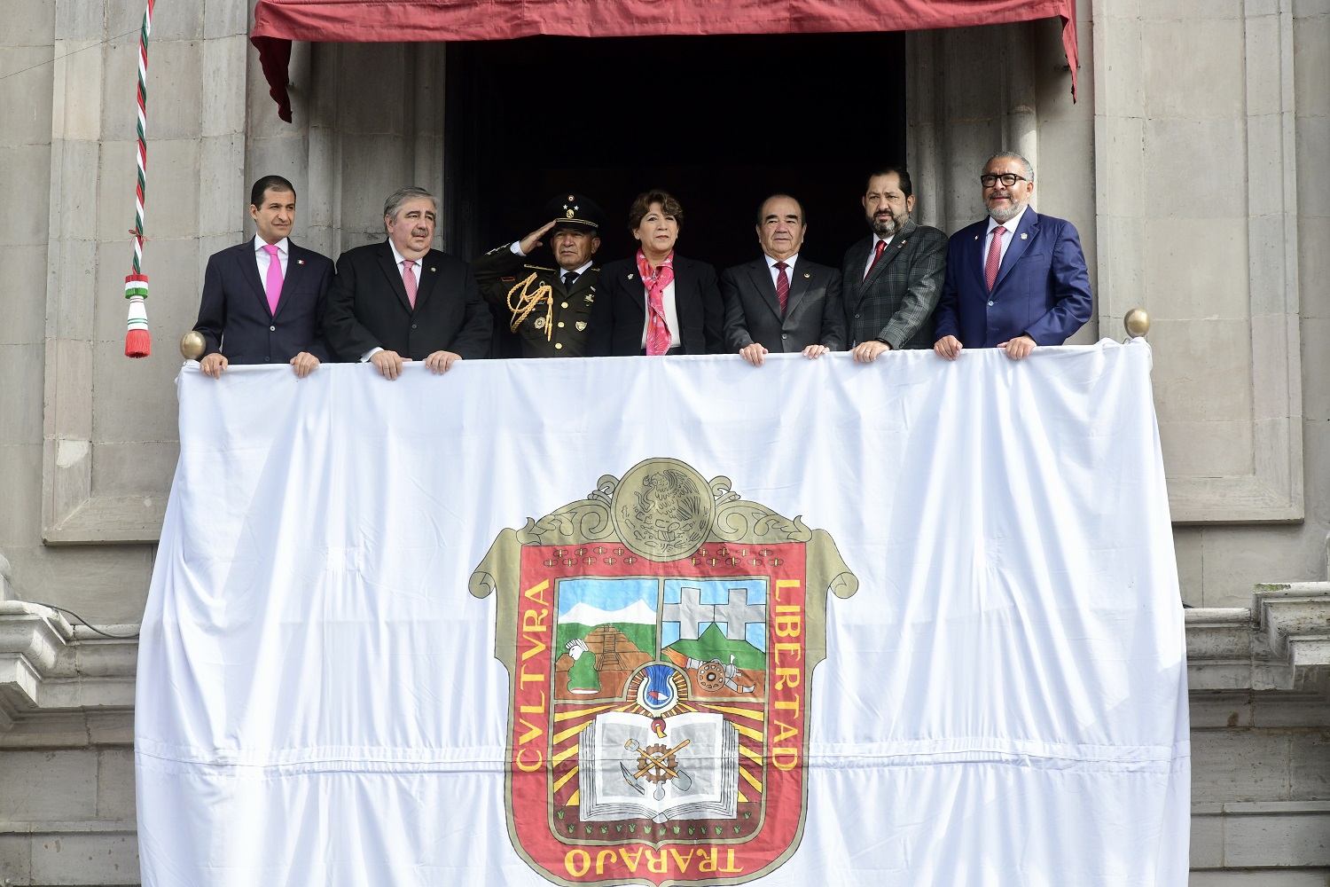 Encabeza Gobernadora Delfina Gómez Álvarez desfile por el CCXIV Aniversario de la Independencia de México; rinde homenaje a las personas fallecidas en Jilotzingo