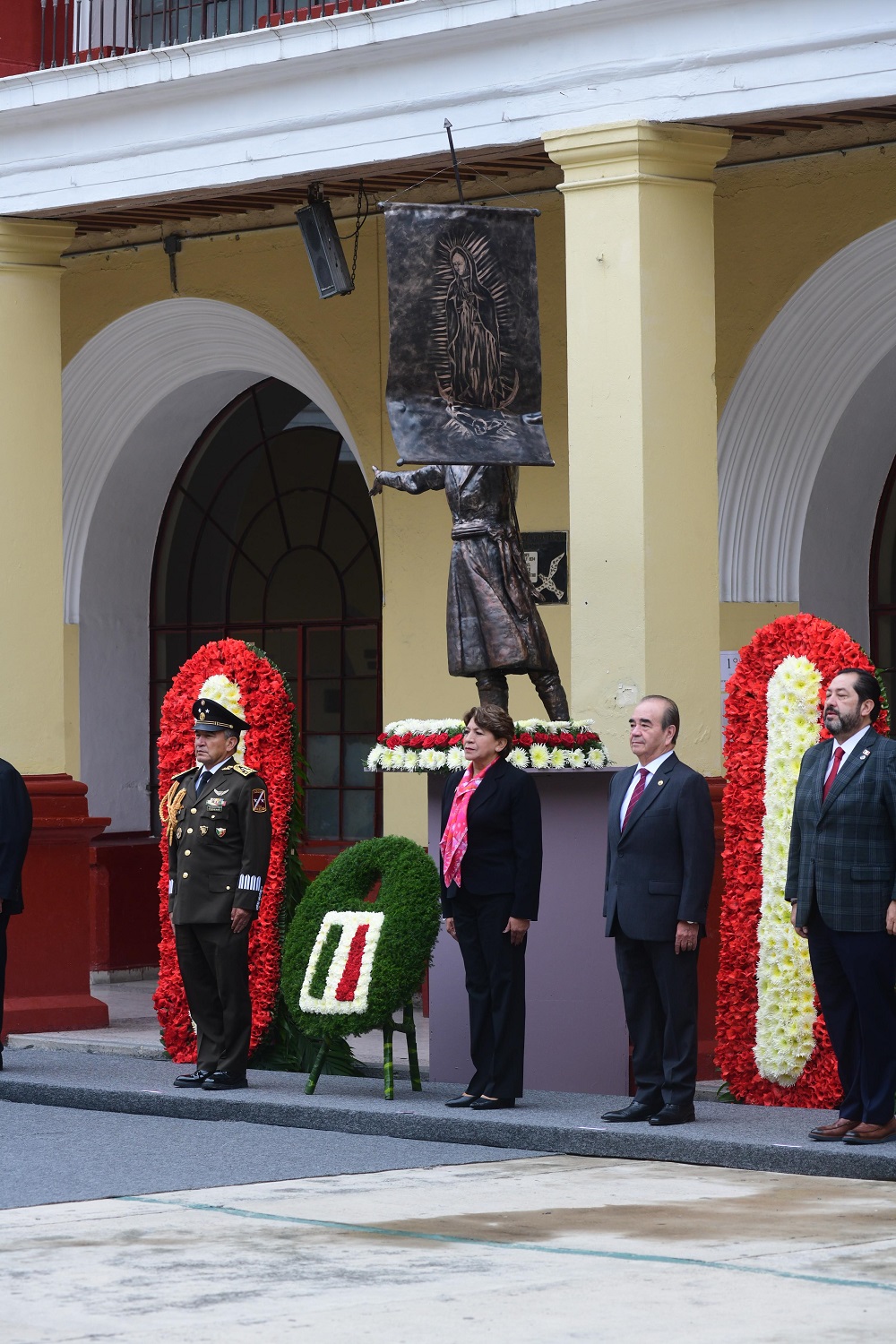 La Gobernadora Delfina Gómez Álvarez encabeza Guardia de Honor Conmemorativa por el CCXIV Aniversario del Inicio de la Independencia de México