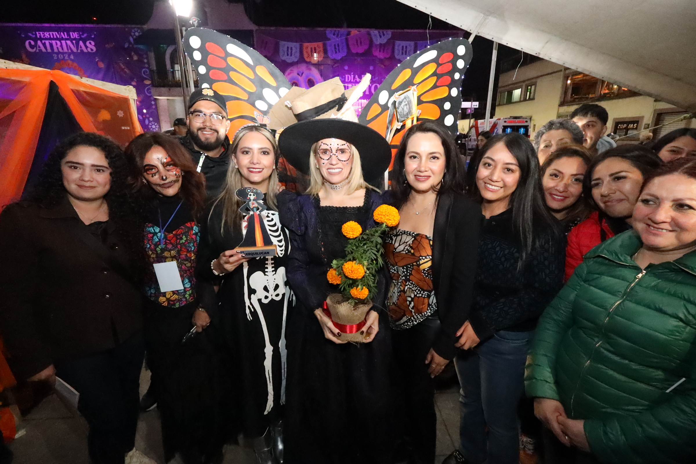 EXHIBE HUIXQUILUCAN TRADICIONALES OFRENDAS DE DÍA DE MUERTOS PARA DISFRUTE DE LAS FAMILIAS
