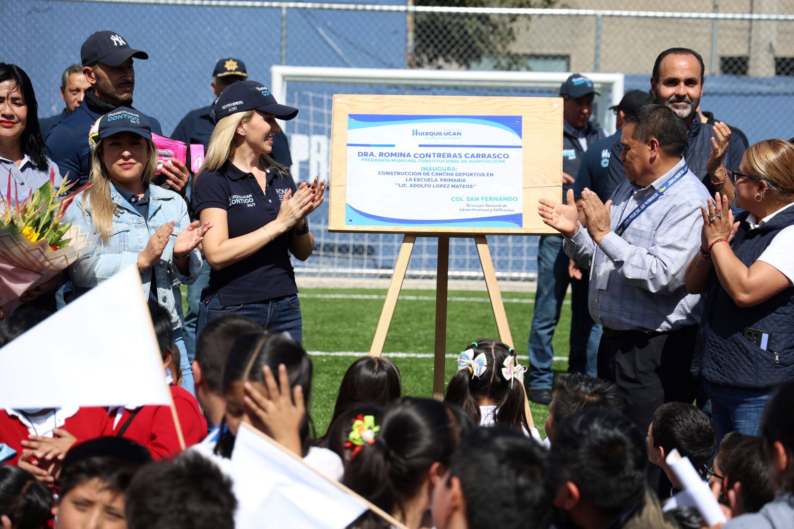 HUIXQUILUCAN REPAVIMENTA CALLE Y CONSTRUYE CANCHA DE FUTBOL EN SAN FERNANDO