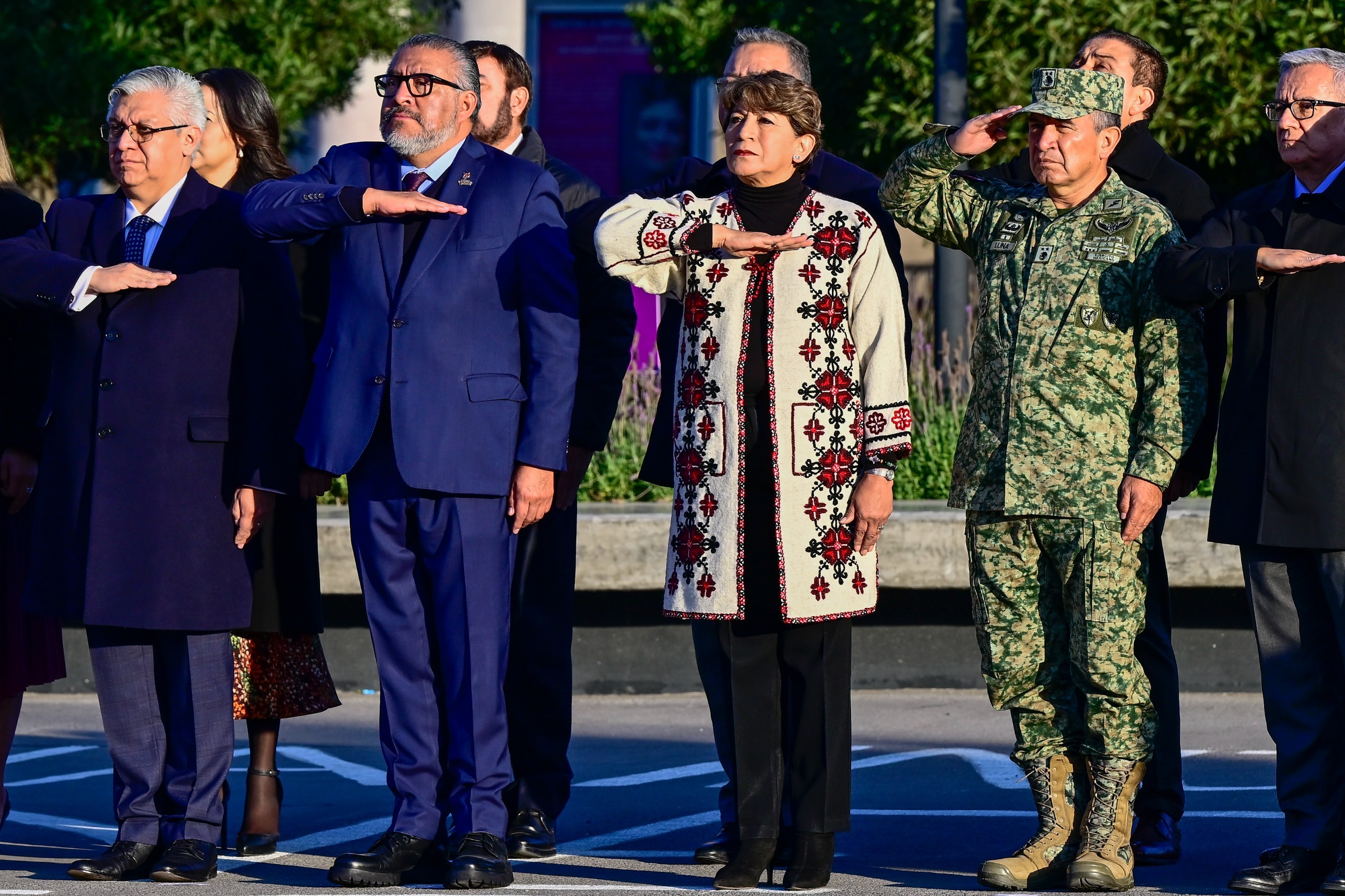 Encabeza Gobernadora Delfina Gómez Álvarez ceremonia de izamiento y honores a la Bandera nacional en la Plaza de los Mártires de Toluca