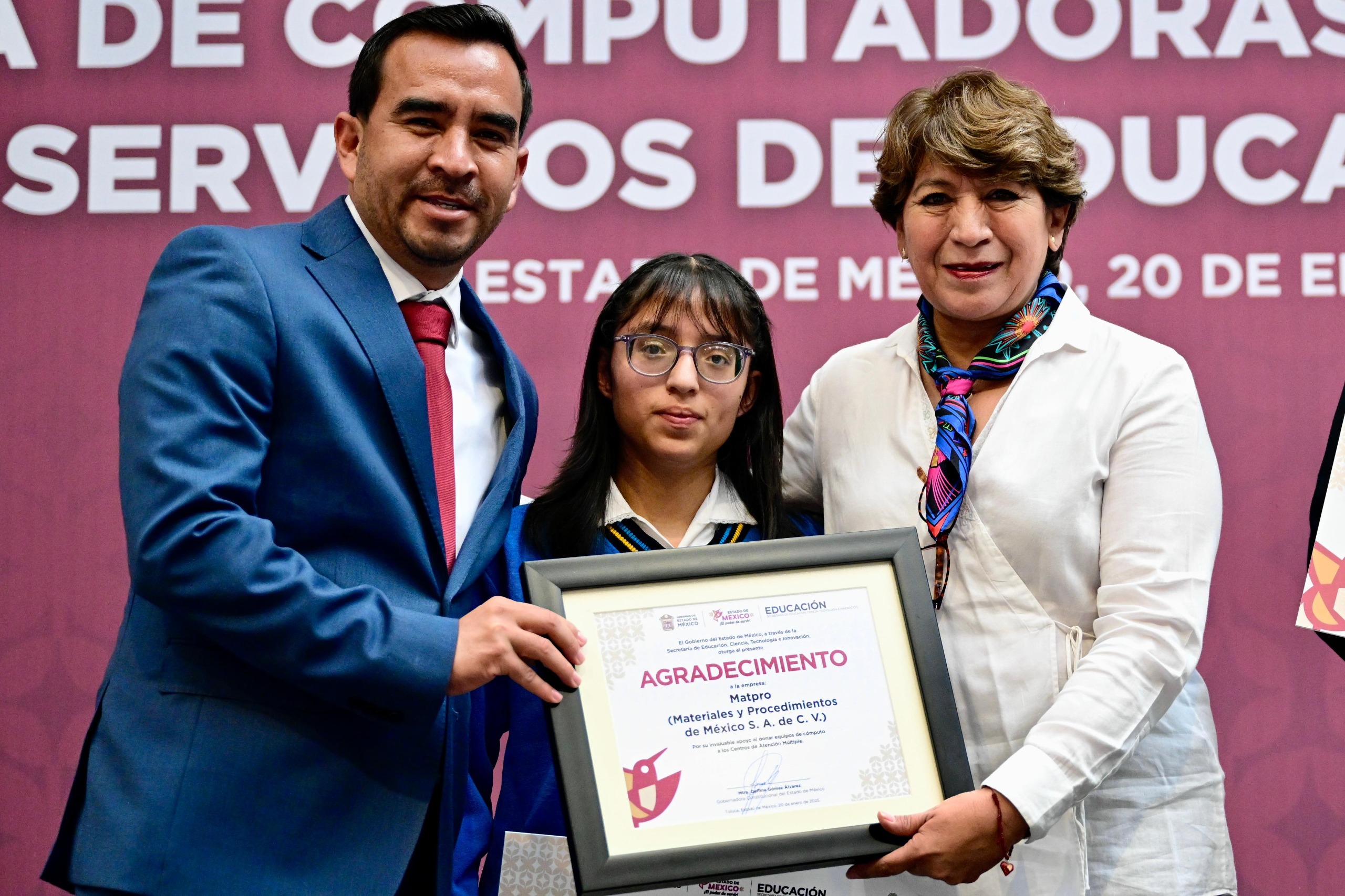 Transforma Gobernadora Delfina Gómez Álvarez más de 15 mil llantas abandonadas en computadoras para estudiantes de educación especial