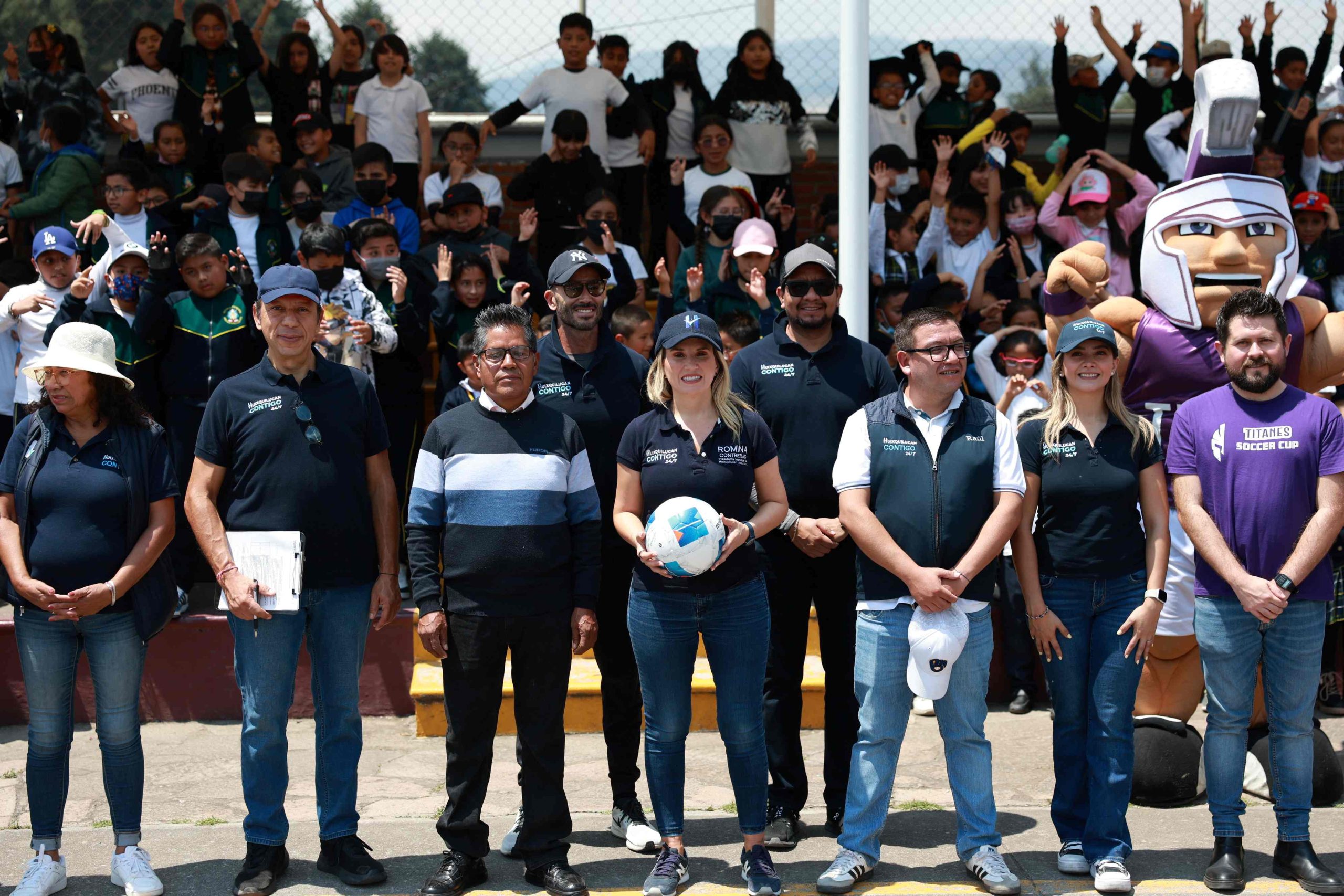 ENTREGA HUIXQUILUCAN EQUIPO DEPORTIVO PARA FOMENTAR LA ACTIVACIÓN FÍSICA ENTRE ESTUDIANTES