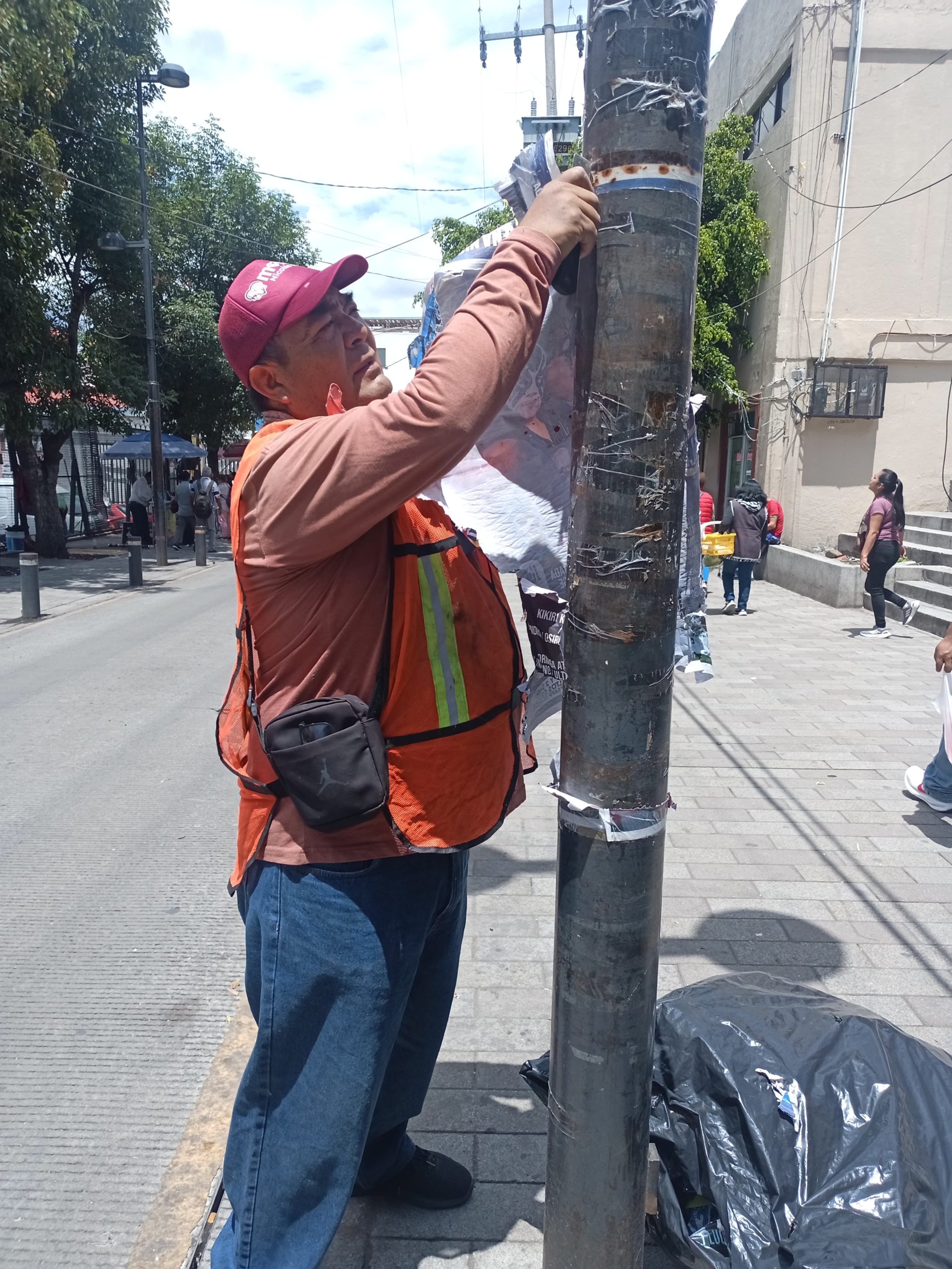 RETIRA NICOLÁS ROMERO CASETAS TELEFÓNICAS Y PROPAGANDA PARA TENER UNA CIUDAD MÁS LIMPIA Y ARMÓNICA