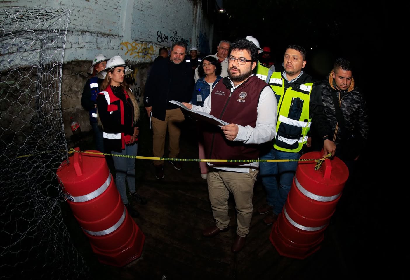 ACUDE ALCALDE ISAAC MONTOYA A SECUNDARIA EMILIANO ZAPATA, DONDE JUNTO CON EL GEM YA SE REALIZAN OBRAS DE RESCATE