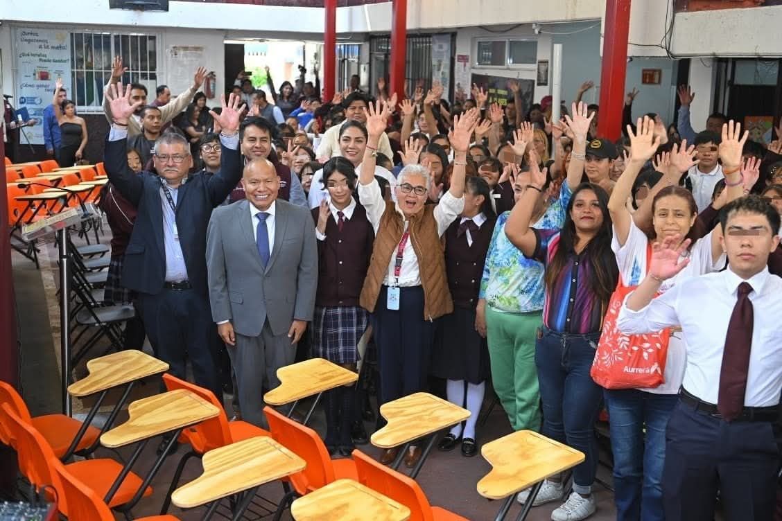 ENTREGAN BUTACAS ESTUDIANTILES PARA MEJORAR CONDICIONES DE LAS Y LOS ALUMNOS DE TLALNEPANTLA