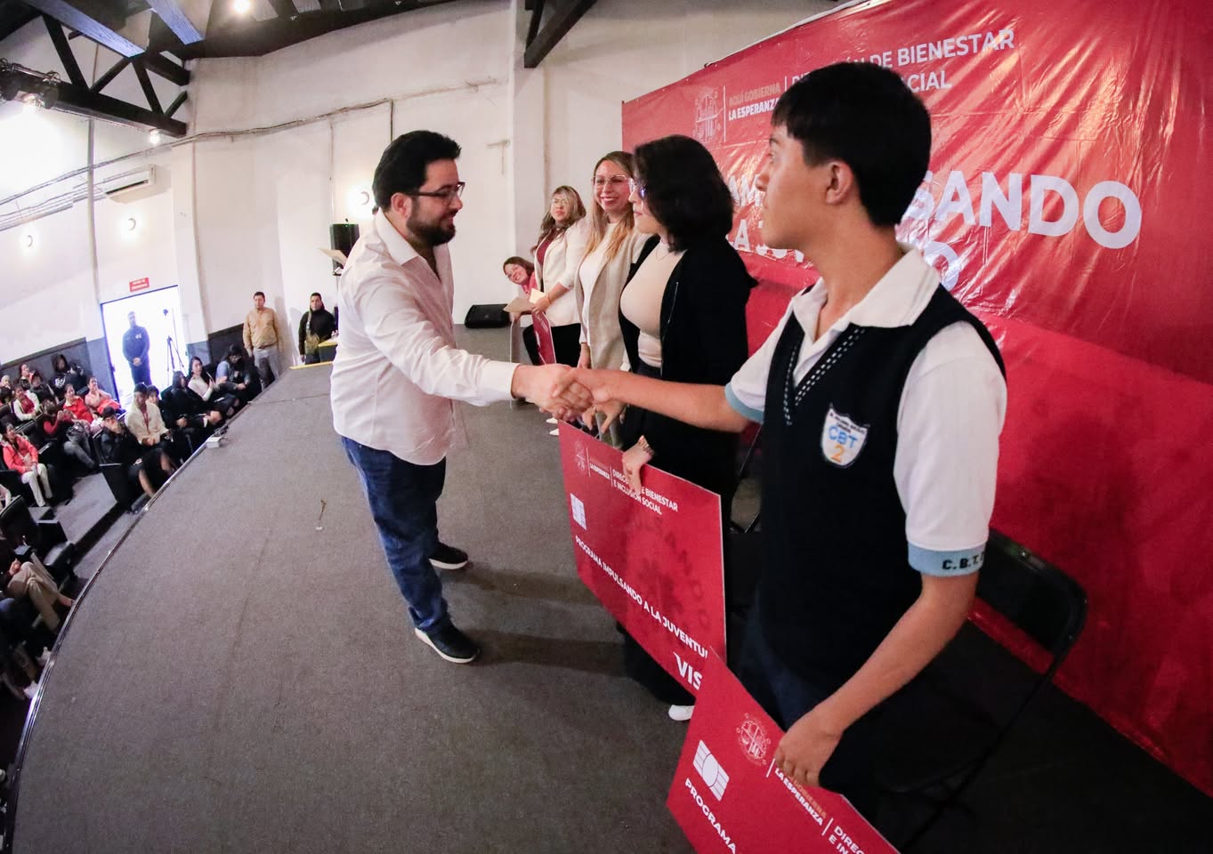 La entrega de 550 apoyos económicos a jóvenes de preparatoria y universidad que concluyeron su servicio social o prácticas profesionales en el Gobierno de Naucalpan.