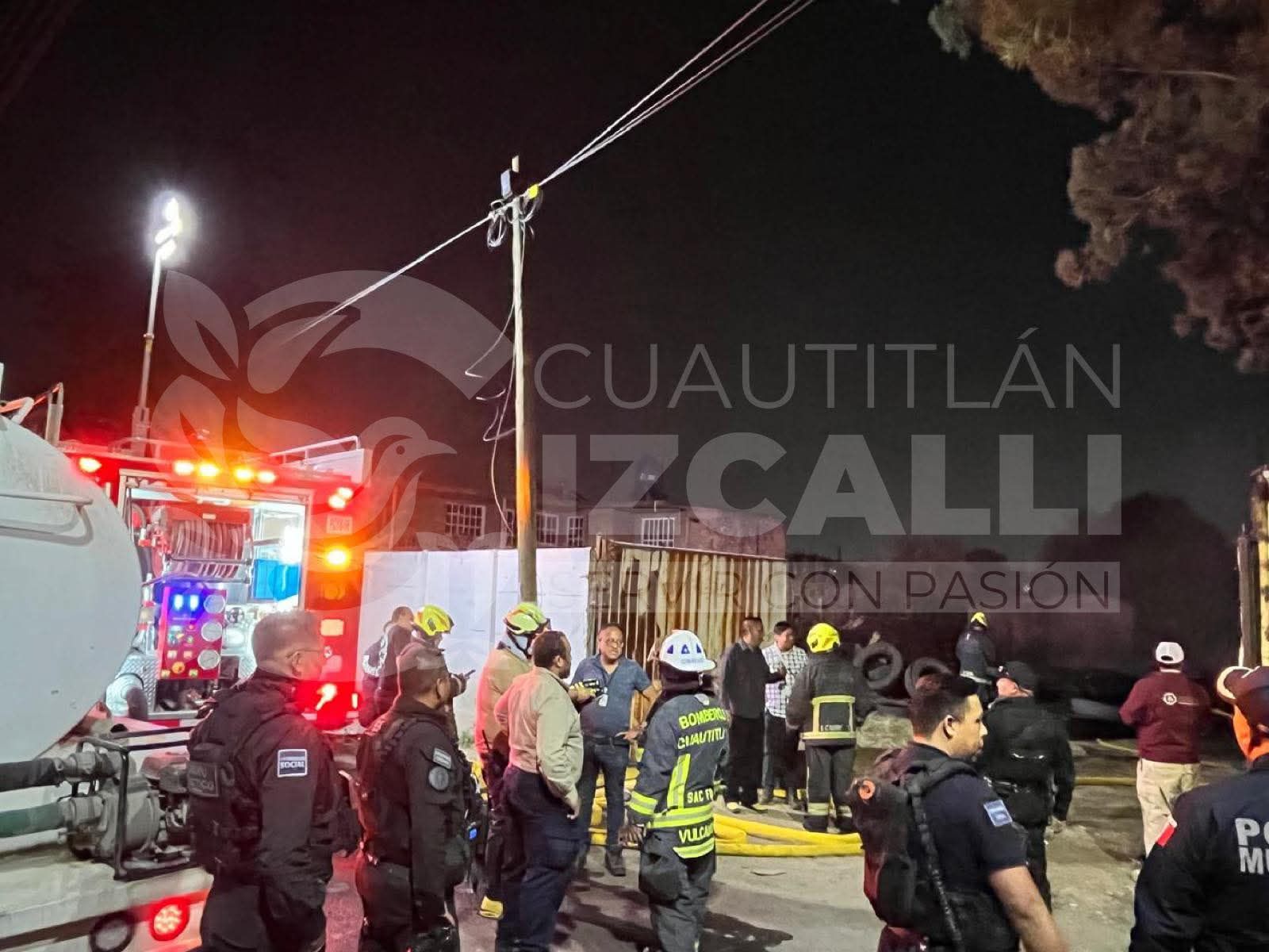 Gobierno de Cuautitlán Izcalli, con apoyo interinstitucional, sofoca incendio en predio de llantas