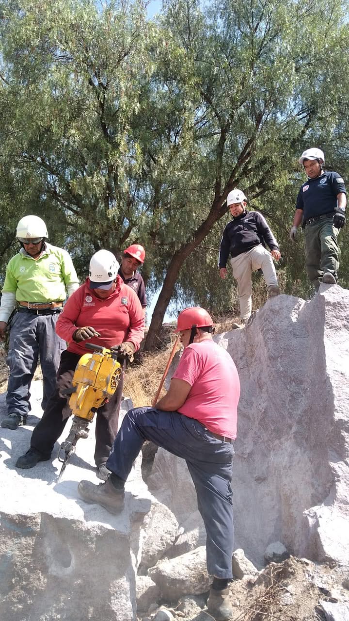 PERSONAL DE PROTECCIÓN CIVIL REALIZA LABORES DE MITIGACIÓN POR DESPRENDIMIENTO DE ROCA EN SANTA CECILIA