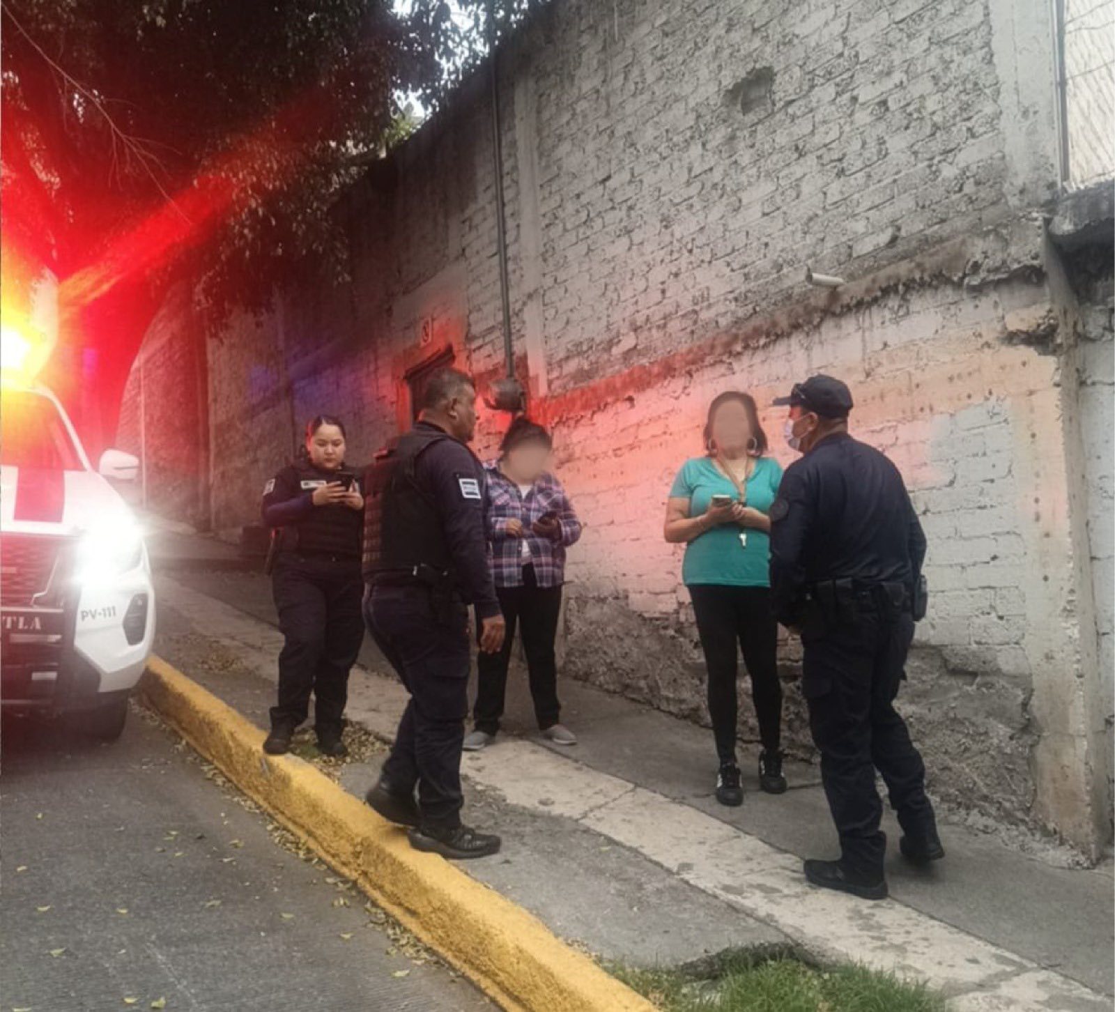 POLICÍA DE TLALNEPANTLA LOCALIZA Y REINTEGRA A SU NÚCLEO FAMILIAR A MENOR EXTRAVIADO EN CHALMA LA UNIÓN