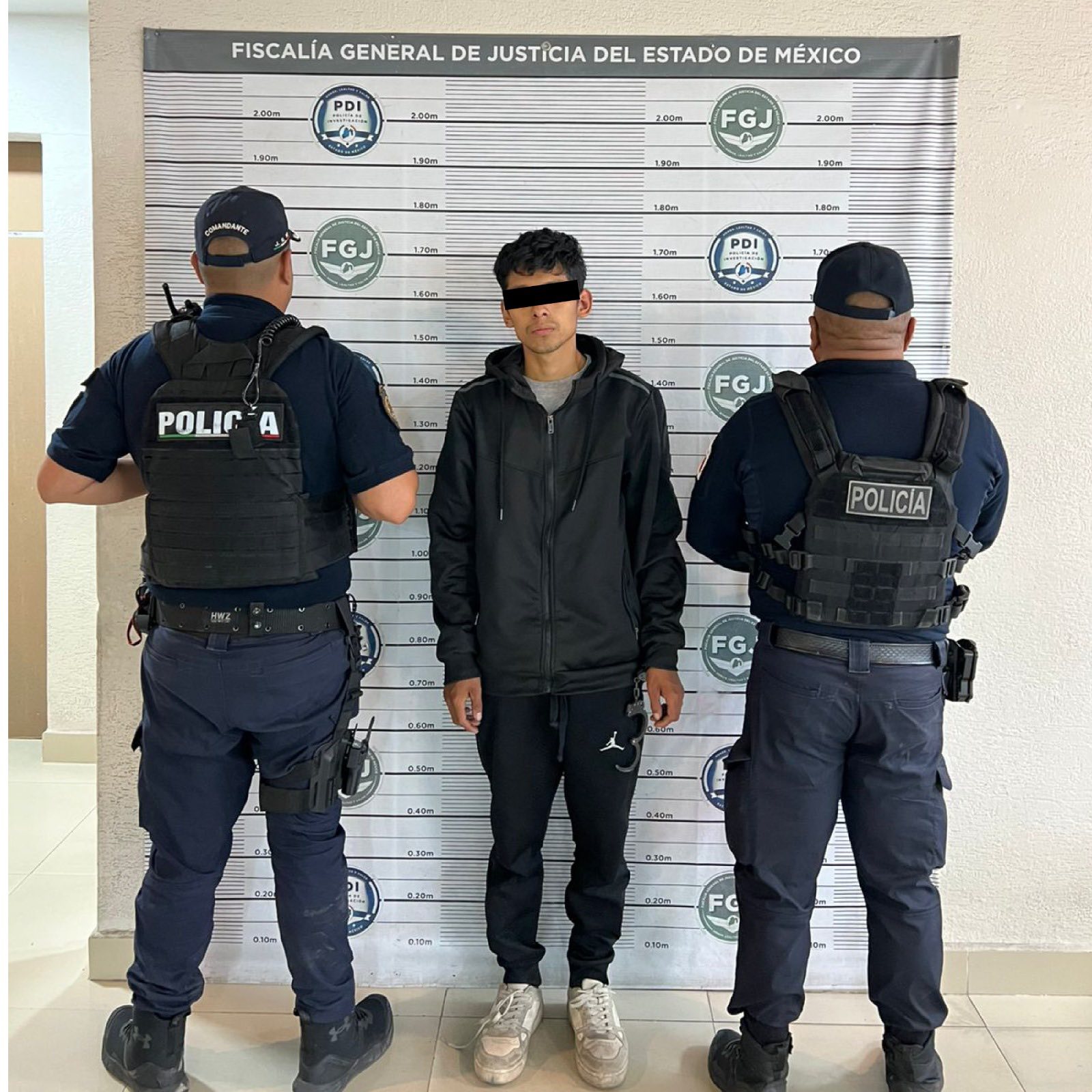 ELEMENTOS DE LA COMISARÍA DE SEGURIDAD DE TLALNEPANTLA DETIENEN A SUJETO CON PROBABLES SUSTANCIAS ILÍCITAS Y VEHÍCULO ALTERADO
