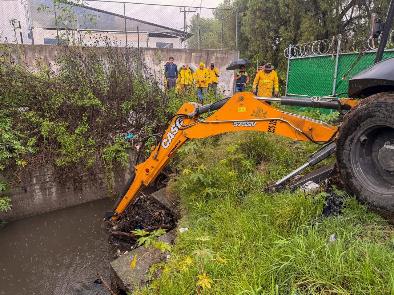 Retira Operagua tapón de basura y libera el flujo del canal San José en Tres Ríos