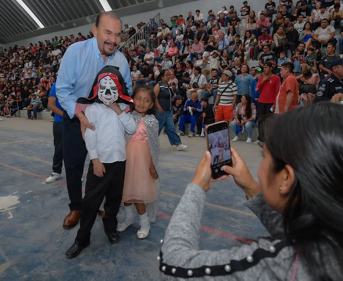 PEDRO RODRÍGUEZ Y PATY ARÉVALO CELEBRARON A LOS PAPÁS ATIZAPENSES CON FUNCIONES DE LUCHA LIBRE