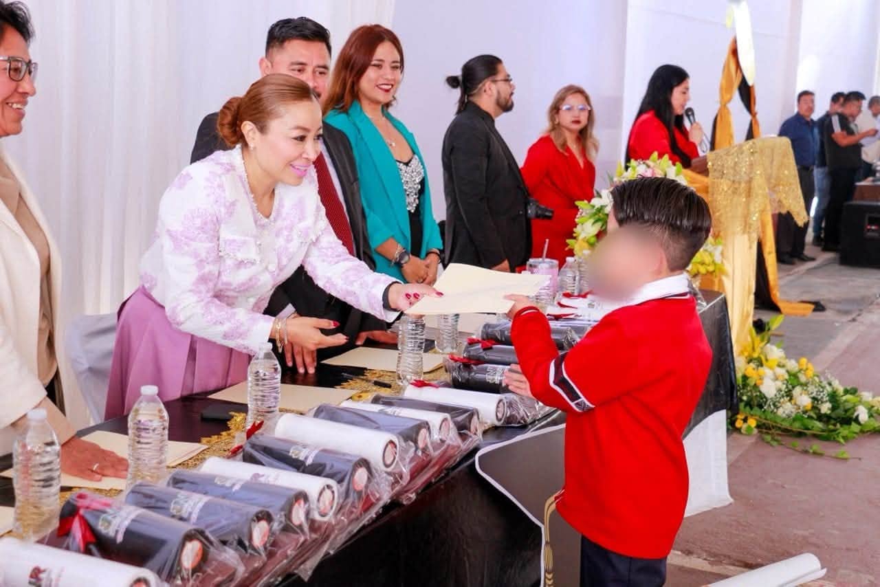 Reafirma Yoselin Mendoza respaldo a la educación al acompañar graduaciones escolares