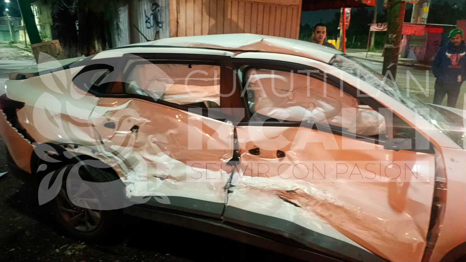 Cuerpos de emergencia de Izcalli atienden a mujer embarazada, tras choque entre taxi y tráiler: está estable y con acompañamiento de un familiar