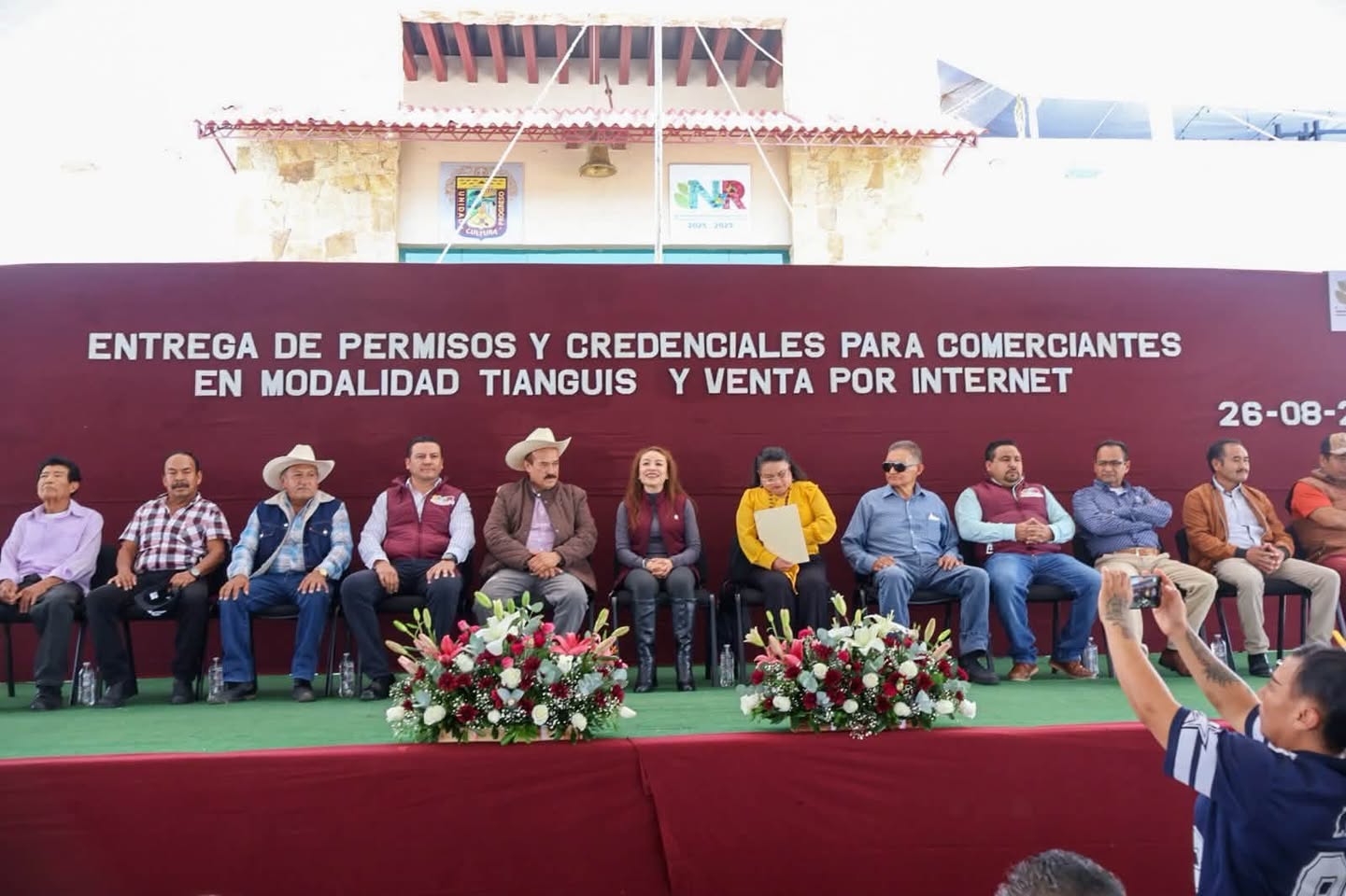  GOBIERNO DE NICOLAS ROMERO BRINDA CERTEZA LEGAL A  COMERCIANTES AL OTORGARLES PERMISOS ANUALES