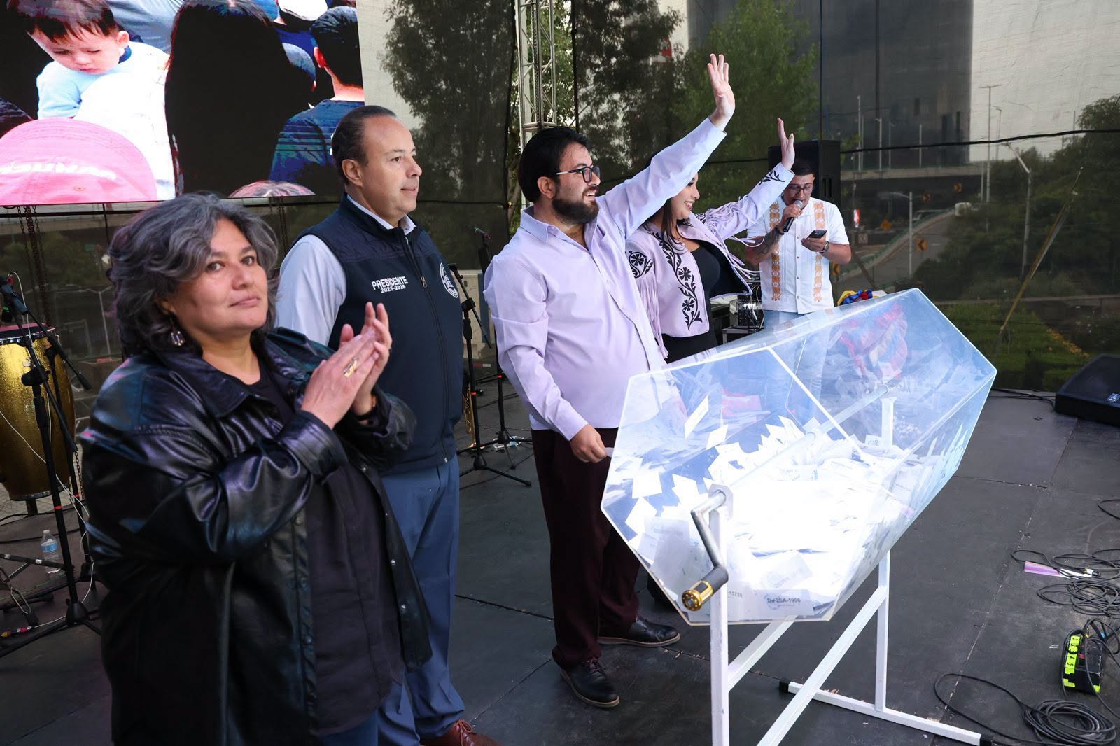 RECONOCE GOBIERNO DE NAUCALPAN A PADRES RESPONSABLES CON LA RIFA DE DOS AUTOMÓVILES Y UNA CAMIONETA