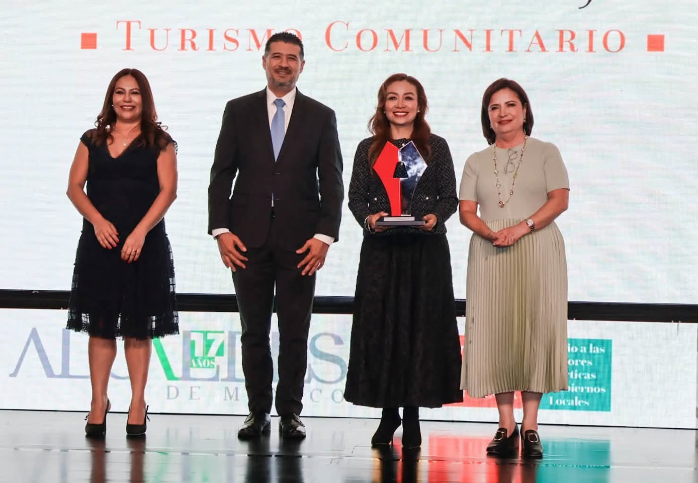 NICOLÁS ROMERO ES GALARDONADO POR IMPULSAR DE MANERA EXITOSA EL TURISMO COMUNITARIO