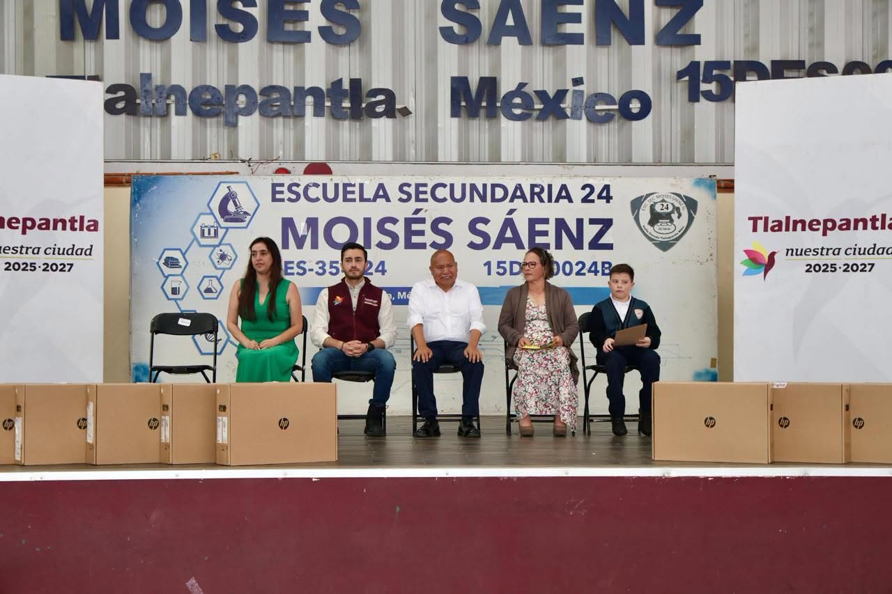 ENTREGA RACIEL PÉREZ CRUZ 15 COMPUTADORAS EN BENEFICIO DE LA EDUCACIÓN EN LA SECUNDARIA GENERAL NÚM. 24 «MOISÉS SÁENZ»